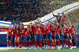 电讯报：埃弗顿名宿半场对曼联球员挥肘 B费不满遭反问“算老几”.